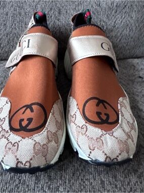 G ucci Logo Slip-On Sneakers in Brown & Beige Women’s Sz 42 11 Good Condition
